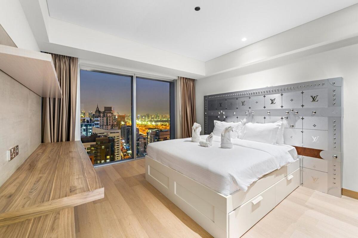 First Class 1br Stunning & Marina Views Dubai